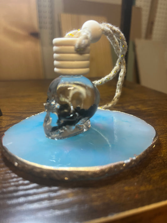 Skull diffuser with black stones