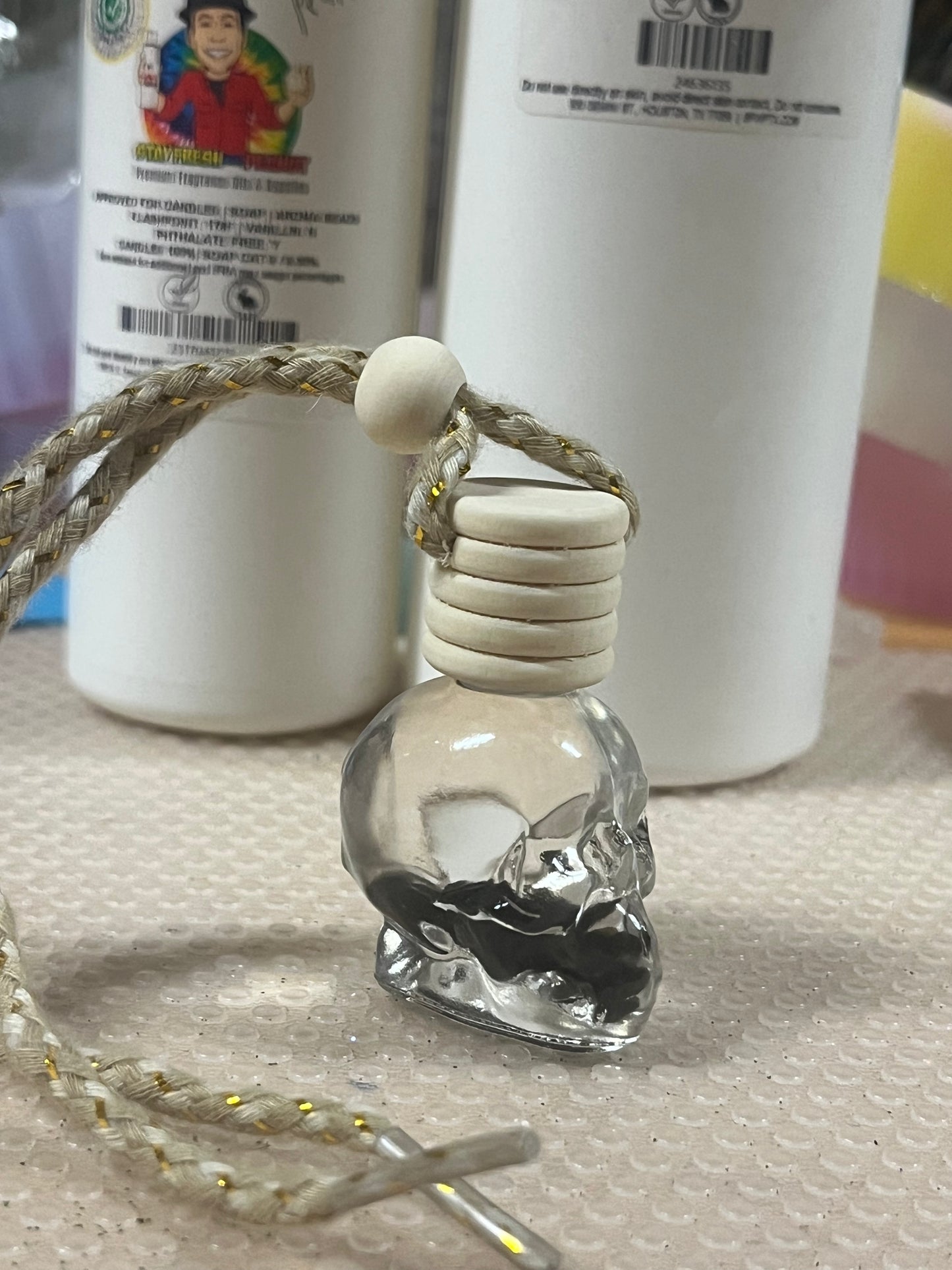 Skull diffuser with black stones